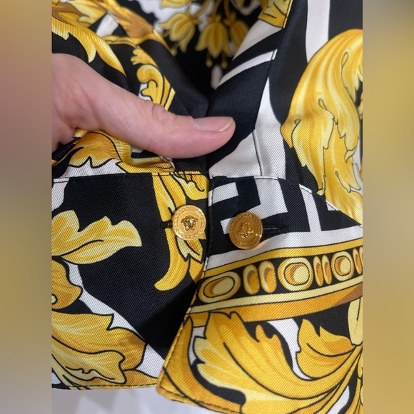 NEW Authentic Versace STUNNING blouse 🎉👏🏼100%SILK - Picture 11 of 17